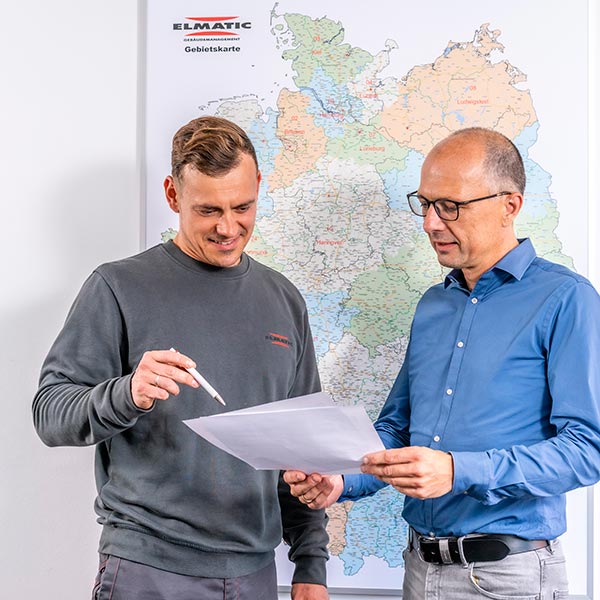 Dokumentation und Reporting: 2 ELMATIC-Mitarbeiter im Gespräch