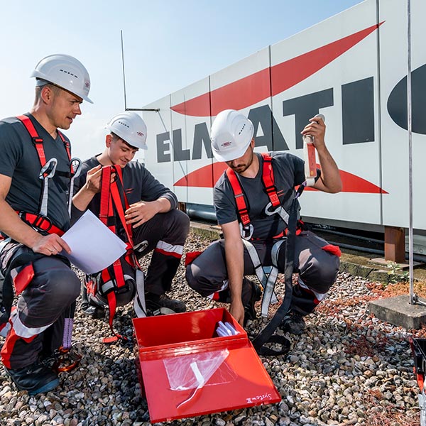 Störungsmanagement: Einsatzteam auf einem Dach