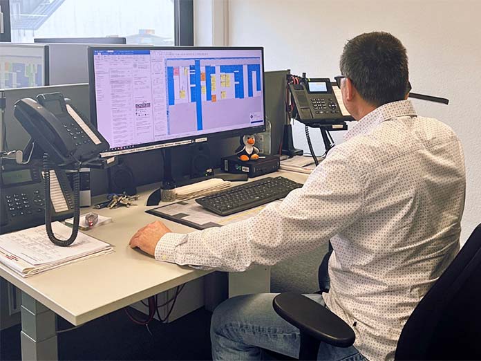 Ein Mitarbeiter der ELMATIC-Einsatzzentrale arbeitet an einem Rechner mit dem Einsatzplan