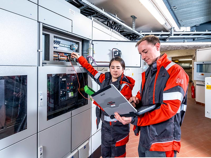 Qualitätsbeauftragter von ELMATIC prüft vor Ort die Arbeit eines Technikers