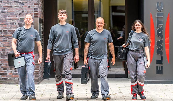 Vier ELMATIC-Mitarbeitende als Team auf dem Weg zum Einsatz